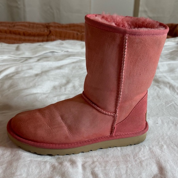 Ugg Blossom Pink Classic Short II, Size 7. In good preowned condition. - Picture 11 of 13